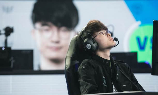 TL教练压力巨大！，Faker遭遇十五持续失利观众掌声雷动