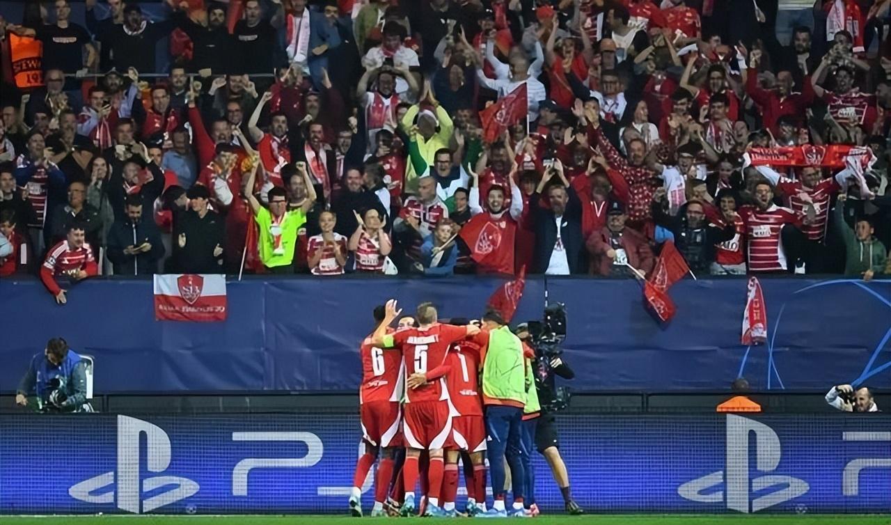 开云中国-巴萨主场大捷，球员赛后激动庆祝胜利，不过不过个人.-开云中国