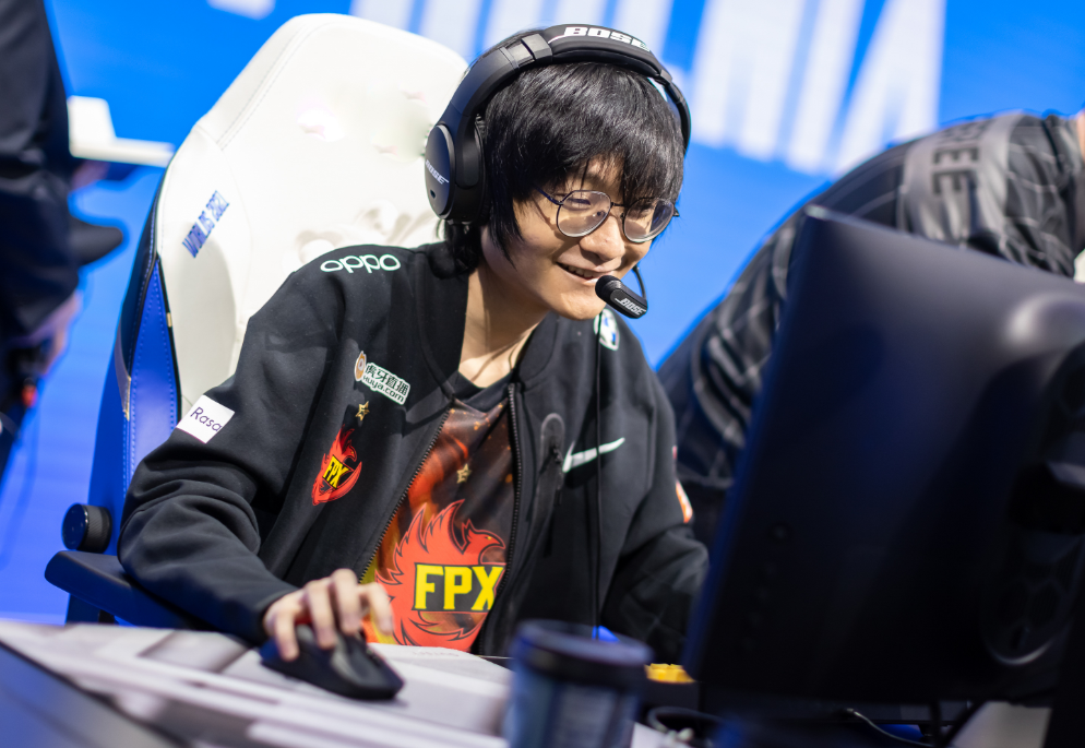 开云中国-凯恩在FPX比赛中表现优异,持续失利引发热议!赢得满堂喝彩-开云中国